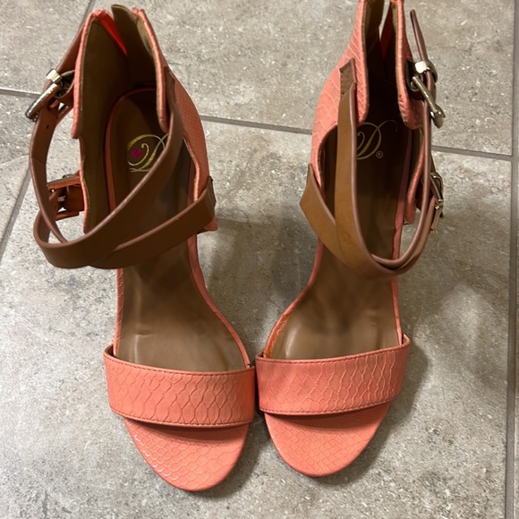 Peach and tan heels - Picture 2 of 5